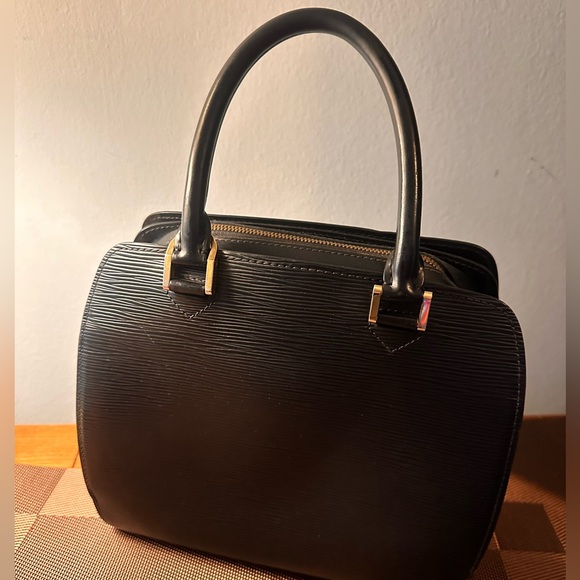 Louis Vuitton Black Epi Handbag - Picture 5 of 11